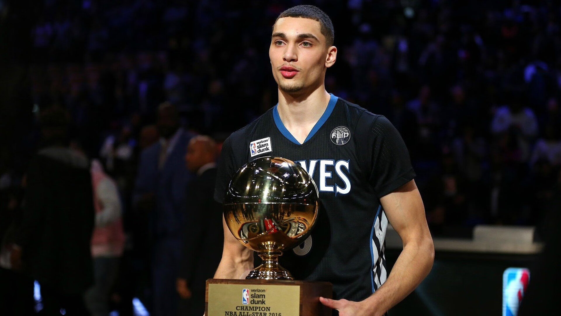 《探索未来：电竞产业的虚拟现实科技应用》，未来电竞市场前景巨大